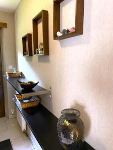 una cocina con una encimera con un jarrón. en Gite d'arnaud & emilie, en Deville 10 fotos más