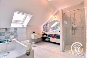 ein Badezimmer mit Dusche und Badewanne in der Unterkunft La rosalie in Visseiche + 23 Fotos