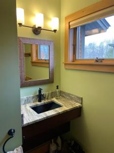 Ένα μπάνιο στο Elegant Cabin Rental on a Hillside Farm in Hartland, Vermont