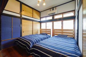 Postel nebo postele na pokoji v ubytování 灯りの宿