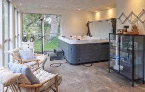 Posezení v ubytování Beautiful Home In Hjørring With Wifi