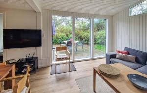 TV a/nebo společenská místnost v ubytování Beautiful Home In Hjørring With Wifi