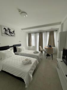 Postel nebo postele na pokoji v ubytování Hotel Sharlota + 42 fotografií