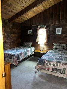 Postel nebo postele na pokoji v ubytování Simple Cabin Camping for Families in the Catskills of Upstate New York + 12 fotografií