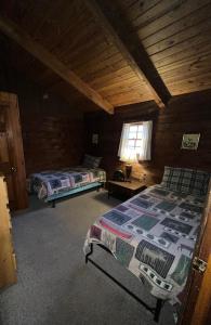 Postel nebo postele na pokoji v ubytování Simple Cabin Camping for Families in the Catskills of Upstate New York