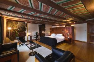 una habitación de hotel con una cama y un sofá en Widder Hotel - Zurichs Luxury Hideaway, en Zúrich 100 fotos más