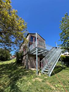 Το κτήριο όπου στεγάζεται  η παραθεριστική κατοικία