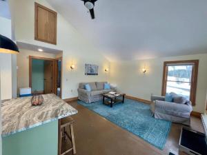 Χώρος καθιστικού στο Elegant Cabin Rental on a Hillside Farm in Hartland, Vermont
