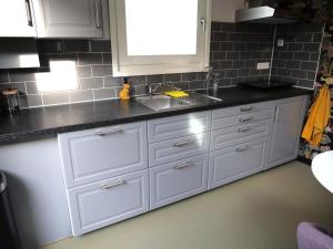 Η κουζίνα ή μικρή κουζίνα στο Sfeervol guesthouse, privé tuin en free parking +3 φωτογραφίες