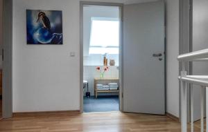 Μια τηλεόραση ή/και κέντρο ψυχαγωγίας στο Nice Home In Röbel With Sauna