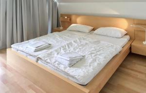 Ένα ή περισσότερα κρεβάτια σε δωμάτιο στο Nice Home In Röbel With Sauna