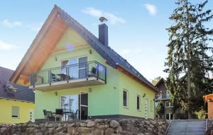 een groen en geel huis met een houten dak bij U13 Eg in Marienfelde +3 foto's