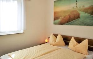 een slaapkamer met een bed met een schilderij aan de muur bij U13 Eg in Marienfelde