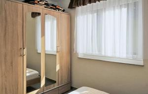 een badkamer met een spiegel, een toilet en een raam bij U13 Eg in Marienfelde