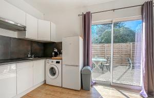 Η κουζίνα ή μικρή κουζίνα στο 1 Bedroom Gorgeous Home In Sernhac