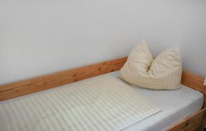 een bed met twee kussens erop bij U13 Eg in Marienfelde