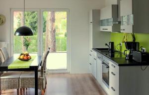 een keuken met een tafel met daarop een schaal fruit bij K104 Eg in Marienfelde