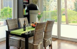 een eettafel met stoelen en een fles wijn bij K104 Eg in Marienfelde
