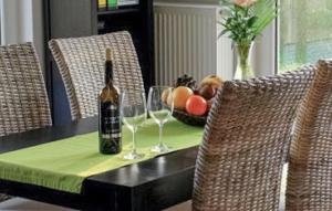 een tafel met een fles wijn en twee glazen bij K104 Eg in Marienfelde