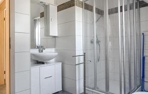 een witte badkamer met een wastafel en een douche bij U13 Eg in Marienfelde +4 foto's