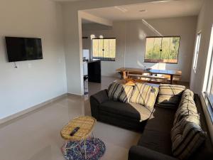 TV a/nebo společenská místnost v ubytování House with stunning views!