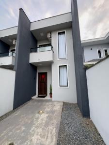 a rendering of a house with a driveway at Espaçosa casa com WI-FI Perto do Aroporto - Conforto e Praticidade in Joinville