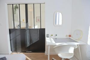 a bathroom with a shower and a white desk at La Campus Douillet in Saint-Étienne +4 photos