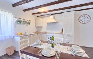 Η κουζίνα ή μικρή κουζίνα στο Beautiful Home In Barban With Private Swimming Pool, Can Be Inside Or Outside