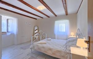 Ένα ή περισσότερα κρεβάτια σε δωμάτιο στο Beautiful Home In Barban With Private Swimming Pool, Can Be Inside Or Outside