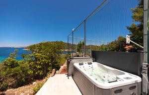 een bad op een balkon met uitzicht op het water bij Beautiful Home In Vela Luka in Ostrvo Šijak