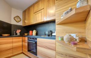 Η κουζίνα ή μικρή κουζίνα στο Cozy Apartment In Breuil-Cervinia With Wifi