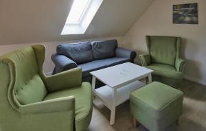 een woonkamer met een bank, twee stoelen en een tafel bij K108 Og in Marienfelde