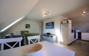 een keuken en een woonkamer met een witte koelkast bij K108 Og in Marienfelde