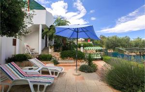 Bazén v ubytování 2 Bedroom Gorgeous Apartment In Gdinj nebo v jeho okolí