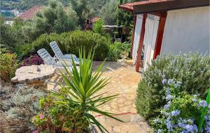 Zahrada ubytování 2 Bedroom Gorgeous Apartment In Gdinj + 6 fotografií