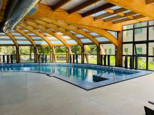 una gran piscina con techo de madera en Hotel Diego de Almagro Pudahuel Aeropuerto, en Santiago