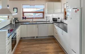 Kuchyň nebo kuchyňský kout v ubytování Beautiful Home In Lemvig With House Sea View