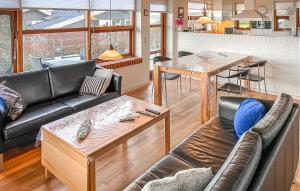 Posezení v ubytování Beautiful Home In Lemvig With House Sea View