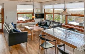 Posezení v ubytování Beautiful Home In Lemvig With House Sea View