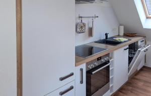 een kleine keuken met een spoelbak en een fornuis bij K104 Og in Marienfelde