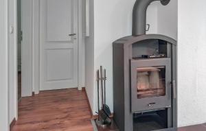 een houtkachel in een kamer met een deur bij K104 Og in Marienfelde