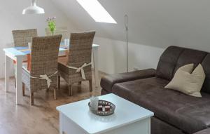 een woonkamer met een bank en een tafel bij K104 Og in Marienfelde