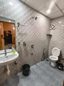 カナコナにあるThyme Guests Houseの洗面台、トイレ、鏡のあるバスルーム