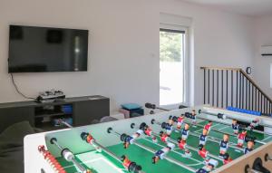 a living room with a table with a chess at Amazing Home In Kerestinec With Wifi in Kerestinec