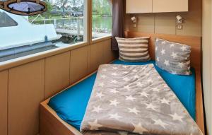 een kleine boothut met een bed en een raam bij Haus Boot Sea Breeze in Marienfelde