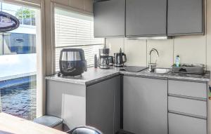 een keuken met een spoelbak en een aanrechtblad bij Haus Boot Sea Breeze in Marienfelde