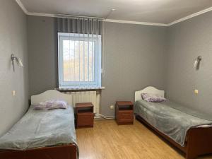 a room with two beds and a window at Готель Брамка in Kovelʼ