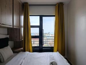 Postel nebo postele na pokoji v ubytování Executive Studio Kinoo