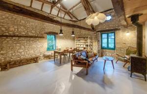 ein großes Wohnzimmer mit einer Steinmauer in der Unterkunft Charmante Maison Avec Piscine in Monsac