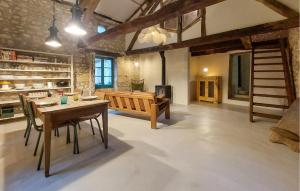 ein großer Raum mit einem Tisch, einer Bank und einem Kamin in der Unterkunft Charmante Maison Avec Piscine in Monsac